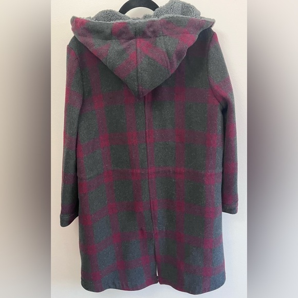 BB Dakota Charcoal and Burgundy Plaid Cape with Faux Fur Collar - Picture 3 of 8